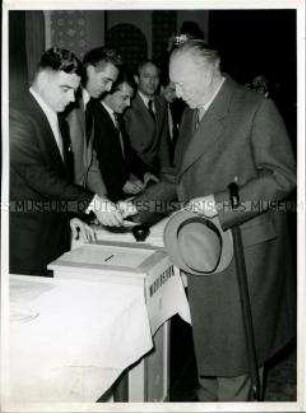 Konrad Adenauer bei der Stimmabgabe zur Bundestagswahl 1957