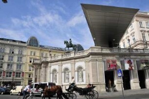 Fiaker an der Albertina in Wien : An der Kunsthalle Albertina fährt ein Fiaker vorüber. Aufgenommen in Wien am 2. September 2009