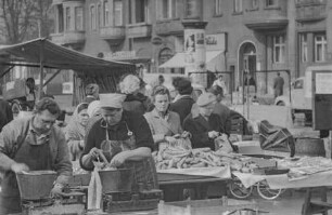 Gemüsestand auf dem Markt in Pankow, 1960. SW-Foto © Kurt Schwarz.