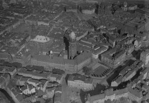 Dresden: Neues Rathaus und östlicher Altstadtkern von Süden. Luftbild-Schrägaufnahme