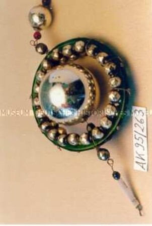 Gablonzer Christbaumschmuck - Phantasie: grüner Ring mit facettierten Perlen, silberfarbene Kugel in der Mitte, zwei kleine, rote und eine silberfarbene Perle angehängt