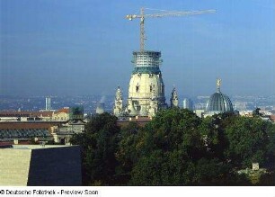 Ausstellungsgebäude des Sächsischen Kunstvereins : Blick aus der 12. Etage des Hotels "Am Terrassenufer" gegen Frauenkirche (Laterne eingerüstet) und Kuppel des Ausstellungsgebäudes des Sächsischen Kunstvereins
