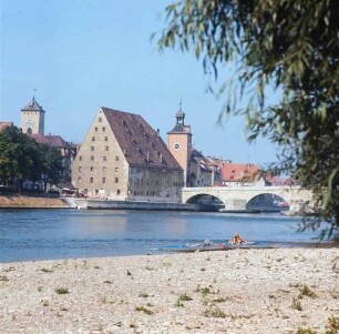 Regensburg. Blick über die Donau auf den Salzstadel (1616-1620) und die Steinerne Brücke