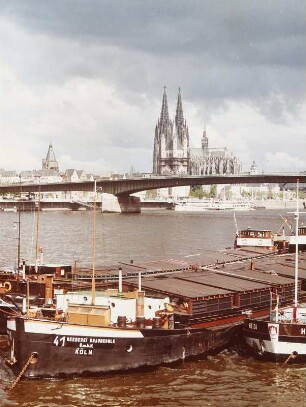 Köln, Blick vom Deutzer Ufer aus auf die linke Rheinseite