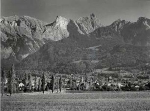 Blick auf Maienfeld mit dem Rätikon