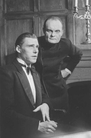 Szenenbilder aus dem Drama "Ein Inspektor kommt" von John Bonyton Priestley im Theater am Schiffbauerdamm Berlin : Szene mit Max Eckard (links) und Alfred Schieske als Inspektor Goole (rechts)