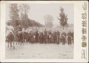 Großherzog Friedrich I. zu Pferd mit berittenen Adjutanten, vom Rücken gesehen.