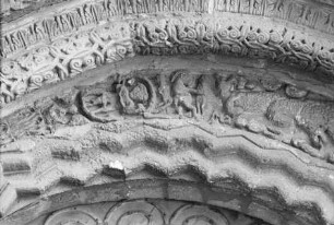 Archivoltendetail, Ornamente am Scheitel