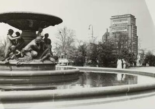 Hochhaus & Stilles Wasser (Brunnen) : Blick vom Brunnen "Stilles Wasser" gegen das Hochhaus (Verwaltungsgebäude der Verkehrsbetriebe)