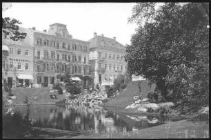 Marienbad. Parkanlagen : Marienbad. Teich im Stadtpark, dahinter die Häuser Germandrée, Berliner Hof (1840) und Zur Eiche (1845) an der Kaiserstraße
