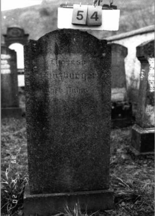 Grabstein 54 (Index: 99798270) Material: Kunststein Zustand: gut Maße HxBxT: 115x50x15 cm Beschreibung: Stele mit eingezogenem Segmentbogenabschluß, Sockel: Grabstein 54