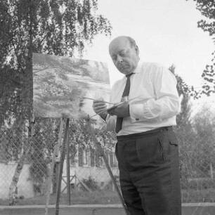 C. H. Willing (Oberregierungsrat a. D.) beim Malen, aufgenommen wohl in seinem Garten