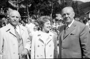 Bernau: Preisträgerin 1971, Irma Grabhorn mit Altbundeskanzler Kiesinger und Senatspräsident Dr. Schwoerer