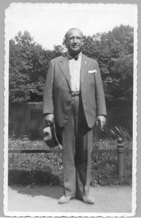Theodor Blumer (1881-1964; Komponist, Dirigent). Fotografie im Freien (Weltpostkarte), Leipzig 1937