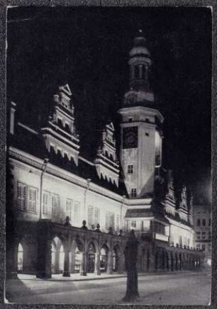 Altes Rathaus in abendlicher Beleuchtung