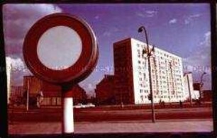 Karl-Marx-Allee mit Stoppschild im Vordergrund