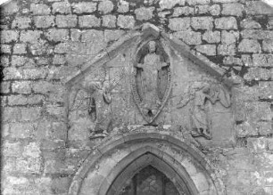 Christus in einer Mandorla begleitet von zwei Engeln