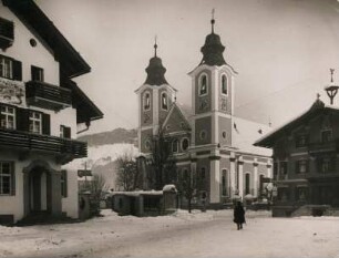 St. Johann bei Kitzbühel. Tirol. Österrreich. Ansicht des Hauptplatzes und der barocken Dekanatspfarrkirche Maria Himmelfahrt