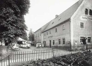 Theisewitz (Kreischa-Theisewitz), Brösgener Straße 2. Gasthof Theisewitz. Eingangsseite mit Gästegarten