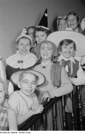 Eine Gruppe kostümierter Kinder bei einer Faschingsfeier im Haus der Pioniere