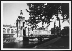 Zwinger und Sophienkirche : Dresden-Altstadt. Blick über den Wassergraben auf Langgalerie und Kronentor des Zwingers mit der Sophienkirche im Hintergrund