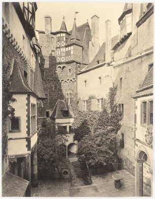 Burg Eltz: Perspektivische Ansicht des Burghofes
