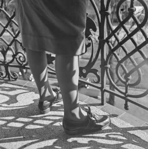 Frau im Rock auf dem Balkon von Karl Theodor Gremmlers Atelierwohung am Kurfürstendamm in Berlin