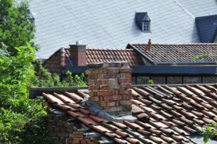 Quedlinburg - Ziegeldächer : Vor der Ägidiikirche stehen mittelalterliche Fachwerkhäuser mit Ziegeldächern. Aufgenommen am 15. Juli 2012 in Quedlinburg