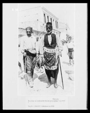 Türkische Bewohner in traditioneller Kleidung
