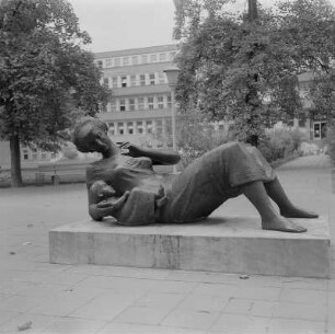 Dresden-Johannstadt. Skulptur einer Mutter mit Kind (vor der Kinderklinik der Medizinischen Akademie?)