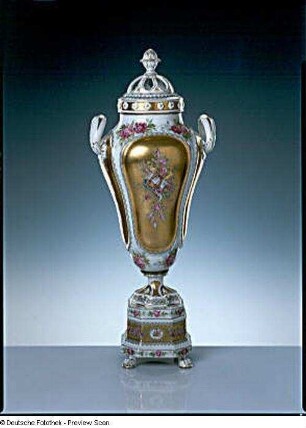 Doppelhenkelvase mit Deckel