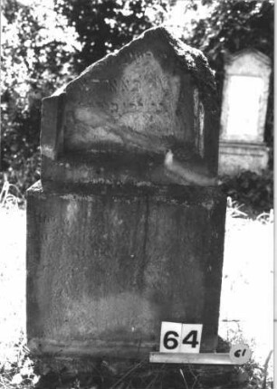 Grabstein 61 (Index: 99805303) Material: Sandstein Zustand: verwittert, Teile der Stele weggebrochen, Fragment Maße HxBxT: 101x50x19 cm Beschreibung: Stele, Sockel Besonderheit: Fragment: Grabstein 61