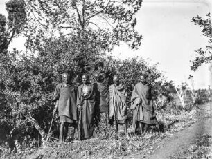 Gruppenportrait : Gruppe von Männern der Wambugu.