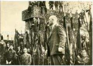 Ernst Thälmann spricht am Revolutionsdenkmal auf dem Friedhof Friedrichsfelde