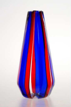 Vase mit Farbbändern