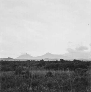 Virunga-Vulkankette : Blick vom Ufer des Kiwusees in Richtung der Virunga-Vulkankette