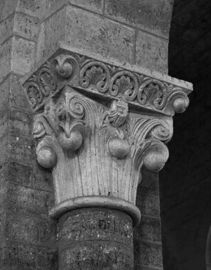 Romanische Kapitelle im Inneren — Kapitell 25: Laubwerk und Früchte