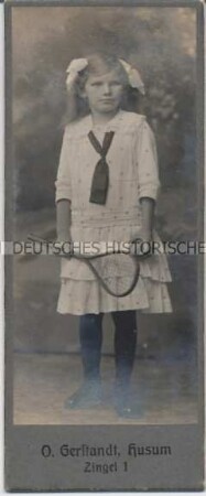 Porträt eines Mädchens mit Tenisschläger