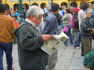 Lima - Zeitungsleser auf der Plaza de Armas : In einer Menschengruppe auf der Plaza de Armas liest ein Mann in einer Zeitung. Aufgenommen am 27. August 2011 in der Hauptstadt Lima