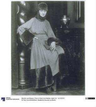 Frau in Kleid und Mantel