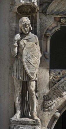 Hauptportal — Jüngling mit Ameisenwappen