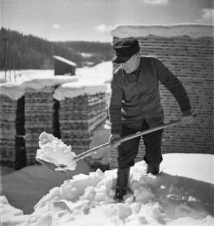 Beim Schneeschippen