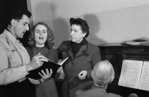 Frida Leider beim Gesangsunterricht mit zwei Schülern : Opernsängerin Frida Leider, Leiterin des Gesangsstudios der Staatsoper Berlin, beim Gesangsunterricht mit ihren Schülern