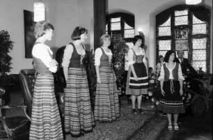 Freiburg: Kaufhaussaal; Krönungsakt; Weinkönigin [Rosemarie Blankenhorn/Rosemarie Blankenhorn-Röbbelen] und Prinzessinnen; stehend