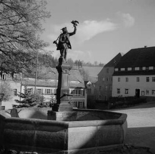 Falknerbrunnen. Sandstein (1912; R. Hölbe). Lauenstein, Markt