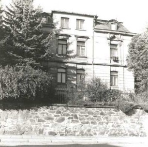 Reichenbach (Vogtland), Burgstraße 107. Wohnhaus (um 1890). Straßenansicht mit Einfriedung