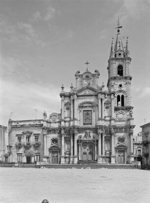 Santi Pietro e Paolo — Fassade Glockenturm