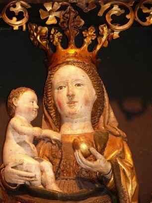 Marienfigur an einem spätgotischen Flügelaltar in der Kirche St. Peter und Paul in Detwang, Taubertal