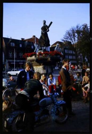 Husum: Marktplatz mit Brunnen und Jugend davor