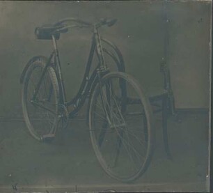 Fotografie: Fahrrad im Interieur, diagonal